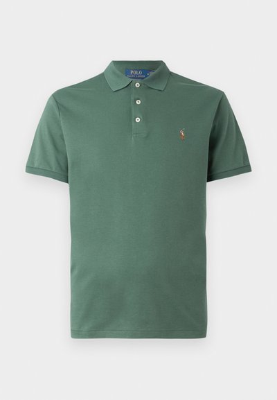 Zaļš kokvilnas polo krekls ar apkakli, divu pogu aizdari un mazu izšūtu logotipu uz krūtīm. Gluda tekstūra.