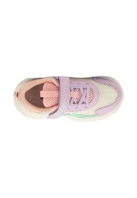 Lila und rosa Kinder-Sneaker mit Mesh-Obermaterial, gepolstertem Kragen, verstellbarem Klettverschluss und einer strukturierten weißen Gummisohle.