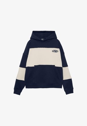 Huppari, jossa laivaston siniset ja beige värilohkot, edessä kengurun tasku ja pieni kirjailtu logo rinnassa.