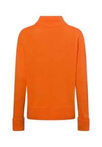 Oranje gebreide trui met een hoge kraag, lange mouwen en geribde manchetten en zoom. Gladde textuur met een uniforme kleur.
