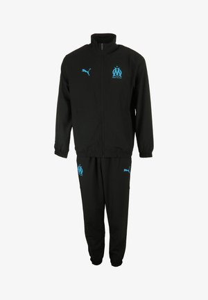 Completo tuta nera con accenti blu chiaro. Giacca con zip presenta colletto alto e logo, abbinata a pantaloni con vita elasticizzata. Tessuto in poliestere.
