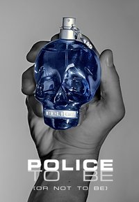 Flacon de parfum en forme de crâne bleu tenu dans une main, avec un pulvérisateur en métal argenté et une étiquette "POLICE" sur la base.