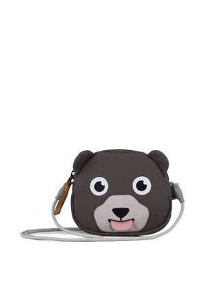 Kindergürteltasche in Form eines grauen Bärengesichts mit Ohren, großen Augen, schwarzer Nase, herausgestreckter rosa Zunge und weißem Riemen.