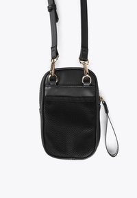 Crna crossbody torba od glatke kože, s mrežnom džepom i zlatnim detaljima. Uključuje podesivu traku i omču za zapešće.