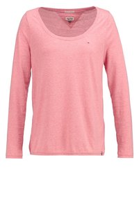 Långärmad rosa T-shirt i mjuk bomullsblandning, med en rundad halsringning och liten logodetalj vid bröstet. Sidsprund vid fållen.