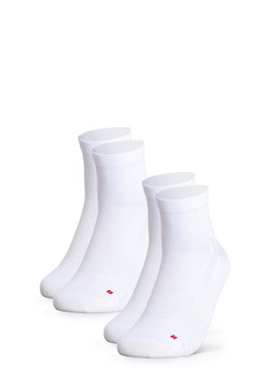 Vier Paar weiße Knöchelsocken mit strukturiertem Strick und kleinem rotem Logo auf den Zehen, angeordnet in zwei Reihen auf weißem Hintergrund.
