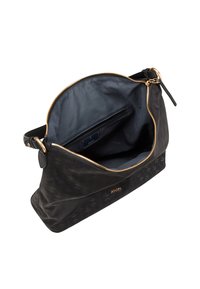 Borsa a spalla nera con esterno decorato, zip dorata e interno blu scuro. Presenta una tasca sicura e una finitura liscia e strutturata.
