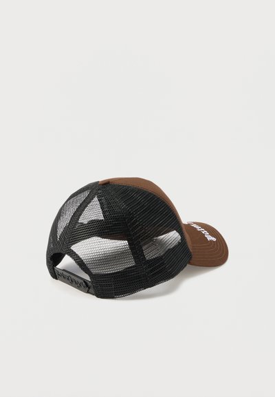 Καφέ μπροστινό καπέλο μπέιζμπολ με λευκό κείμενο και μαύρο ρυθμιζόμενο πλέγμα στο πίσω μέρος, τοποθετημένο σε λευκή επιφάνεια.
