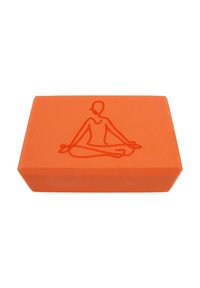 Orange yogablock med en slät yta och en silhuett av en sittande figur präglad på ytan. Rektangulär form med rundade kanter.