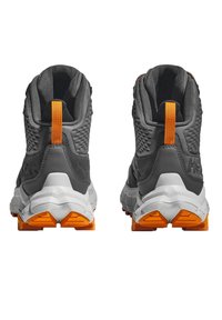 Graue Sportschuhe mit einer strukturierten Oberseite, orangefarbenen Akzenten und einer dicken weißen Sohle mit orangen Traktionsnoppen. Die Rückansicht zeigt Zuglaschen.
