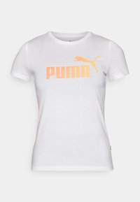 Camiseta de algodón blanca con mangas cortas. Presenta un prominente logo "PUMA" en degradado naranja y la silueta de un puma saltando. Textura suave.