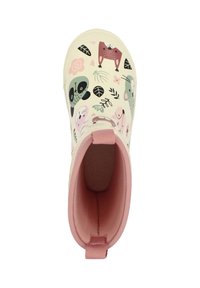 Botte en caoutchouc imperméable de couleur jaune pastel, ornée d'un motif coloré d'animaux et de feuilles. Accents roses sur la tige et l'intérieur, avec une languette.