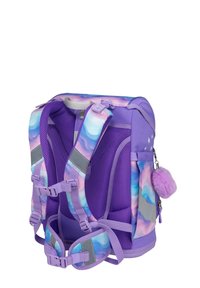 Lila und pastellblaue gemusterte Rucksack mit gepolsterten Riemen, Brust- und Hüftschnallen, Seitentasche und einem flauschigen Schlüsselanhänger in Lavendelfarbe.