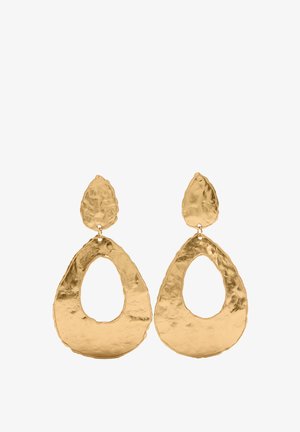 Para kolczyków wiszących w kolorze złota z młotkowanym wykończeniem, o nieregularnym kształcie kropli i otwartym środku.