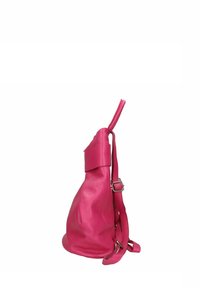 Růžový kožený batoh s uvolněným designem, vybavený horním popruhem a nastavitelnými ramenními popruhy. Texturovaný povrch s minimálními kovovými doplňky.