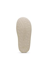 Světle béžová gumová podrážka boty s texturovaným povrchem a zaoblenými vzory, na kterých je vytištěno "NATURINO", navržená pro přilnavost a pohodlí.