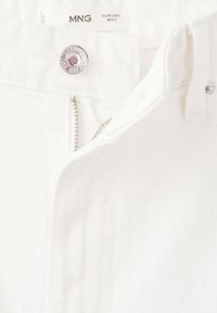 Pantaloni din denim alb, cu fermoar argintiu, închidere cu nasture și textură subtilă. Eticheta indică mărimea UE 36, SUA 4 și MEX 3.