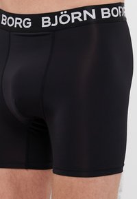 Μαύρα μποξερ σορτς από μαλακό, ελαστικό ύφασμα. Διαθέτουν μαύρη ζώνη με το άσπρο λογότυπο "BJÖRN BORG" και αντίθετη ραφή.