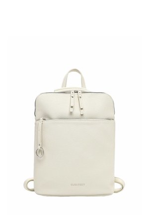 Zaino rettangolare color crema con tasca frontale con cerniera, scomparto principale con doppia cerniera, maniglia superiore e spallacci regolabili.