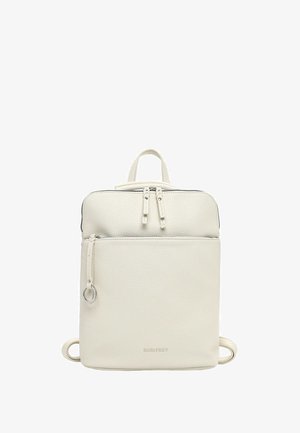 Mochila rectangular color crudo con bolsillo frontal con cremallera, compartimento principal con doble cremallera, asa superior y correas ajustables para los hombros.