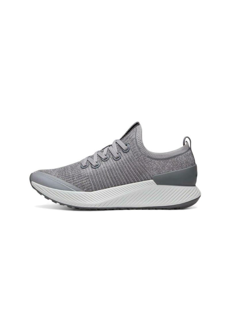 Scarpe da atletica grigio chiaro con tomaia in maglia, design testurizzato, chiusura con lacci e suola bianca a contrasto con un motivo a zigzag.