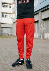 Jordan WARMUP PANT - Calças de fato de treino - fire red