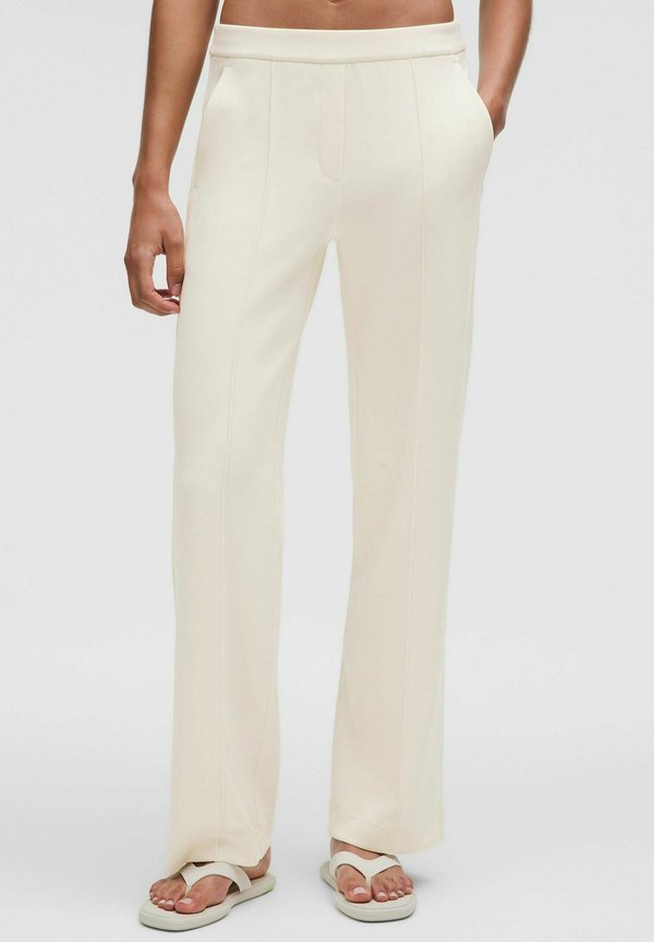 Softstreme™ Pintuck Mid-Rise Regular - Stoffhose - Light Ivory
