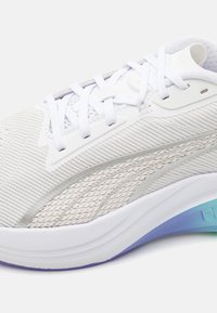 Puma DARTER PRO FADE - Silniční běžecké boty - white/electric peppermint