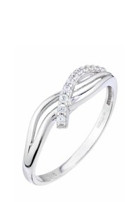 Sidabrinis žiedas su pynėmis; kreivėta forma turi eilę mažų skaidrių akmenukų vienoje juostoje, lygus poliruotas paviršius.