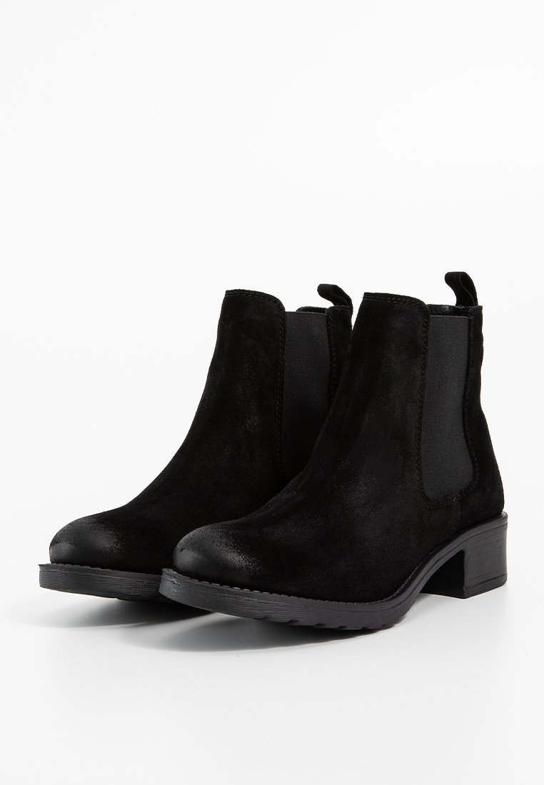 Czarne zamszowe botki Chelsea z elastycznymi bocznymi panelami, okrągłym noskiem i niskim obcasem w kształcie bloku. Teksturowana powierzchnia z gładkimi akcentami.