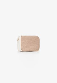 Borsa rettangolare in beige e crema con superficie testurizzata, fronte intrecciato, lati in pelle liscia e chiusura a zip. Presenta dettagli in metallo dorato.