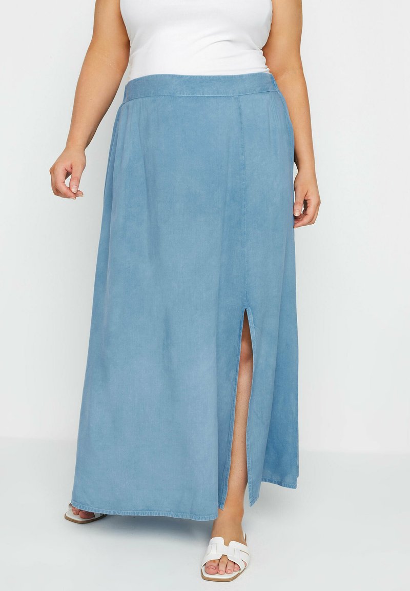 Ljusblå denim-maxiklänning med hög slits och elastisk midja, med en mjuk textur och en avslappnad passform.