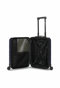 Valigia rigida blu navy con manico estensibile, quattro ruote e interno aperto che mostra tasche a rete e cinghie regolabili.