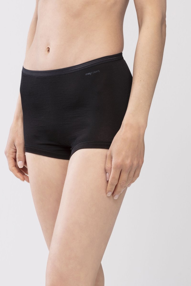 Mustat puuvillashortsit, joissa on sileä pinta, matala vyötärödesign ja yksinkertainen kumivyötärö, jossa on huomaamaton brändäys sivussa.