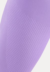 Lilla tekstureret stof med et glat og mønstret design med en subtil glans, der viser et åndbart bikagemønster på den ene side.