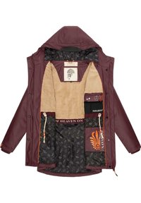 Bordeauxrote wasserdichte Jacke mit Fleece-Futter, ausgestattet mit einem orangenen Reißverschluss, mehreren Taschen und einem Innenmuster mit Regenschirmen.