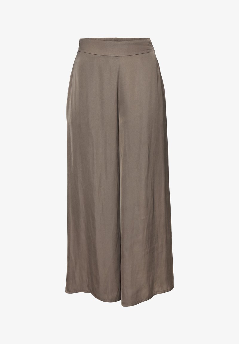 Wijdvallende broeken van een gladde, lichte stof; taupe kleur met een hoge tailleband en strakke lijnen, zonder zichtbare patronen of accenten.