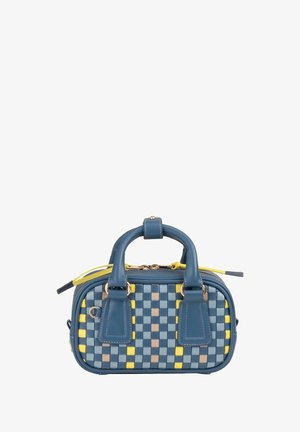 Kleine rechteckige Handtasche mit blauem, beigem und gelbem gewebtem Muster, blauen Griffen und einem gelben Reißverschluss oben.