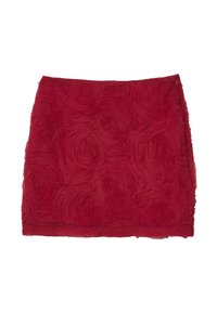 Roter Minirock mit strukturierten Rosenmustern und seitlichem Reißverschluss, flach auf einem weißen Hintergrund präsentiert.