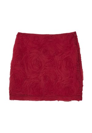 Mini-jupe rouge avec des motifs de roses texturés et une fermeture éclair sur le côté, présentée à plat sur un fond blanc.