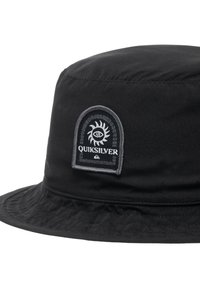 Čierny klobúk s širokým okrajom vyrobený z textílie, s veľkým vyšívaným logom Quiksilver na nášivke s dizajnom oka a slnka.