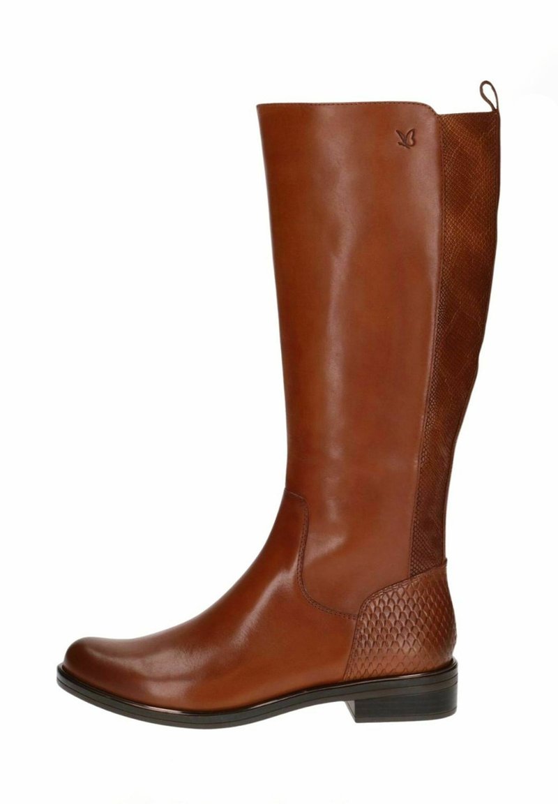 Botte en cuir marron montée jusqu'au genou avec une finition lisse, un panneau latéral texturé, un accent logo subtil et un talon bas empilé.