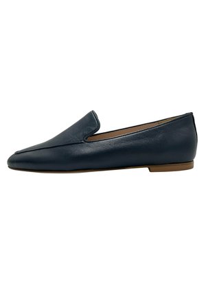 Dunkelblaue Lederloafers mit spitzer Spitze, flacher Sohle und minimalistischem Design. Glatte Textur ohne sichtbare Beschläge oder Akzente.