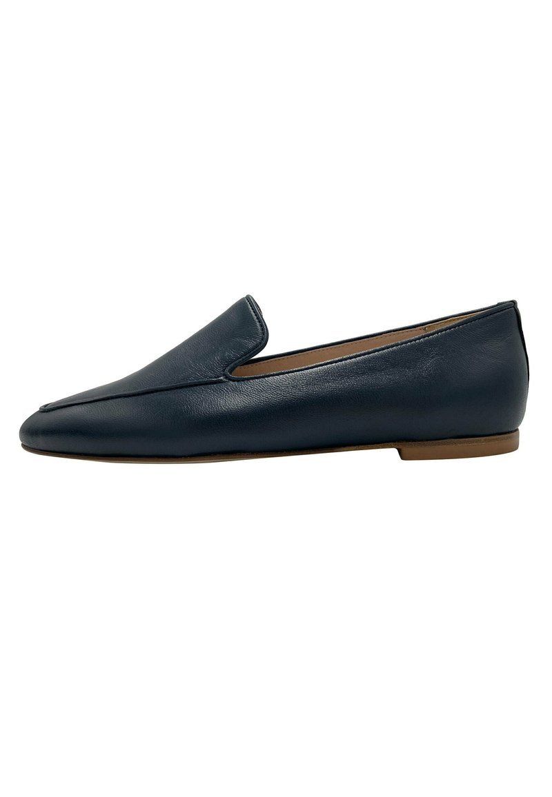 Mocassini in pelle blu navy con punta affusolata, suola piatta e design minimalista. Texture liscia senza hardware o dettagli visibili.