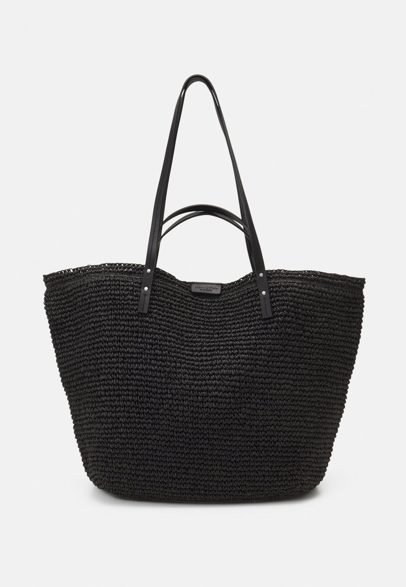 Zwarte geweven totebag gemaakt van textuurmateriaal, met dubbele leren handvatten en accenten van zilverkleurig hardware.