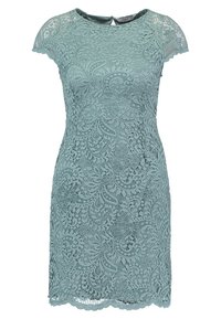 Vestido de manga corta en encaje verde claro, con un patrón floral, forma ajustada y dobladillo con puntilla. La modelo tiene un escote redondo.