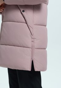 Helle rosa Daunenjacke mit gesteppten Abschnitten, einem Reißverschluss vorne und einem Knopfverschluss. Weicher, glatter Stoff mit lockerer Passform.