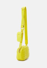 LIU JO CAMERA CASE SET - Torba preko tijela - giallo cedro