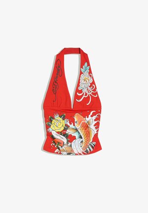 Top halter rosso con stampe in stile tatuaggio di pesce koi, rosa gialla e crisantemo bianco, incluso il motivo "Ed Hardy" sulle spalline e sul corpo.