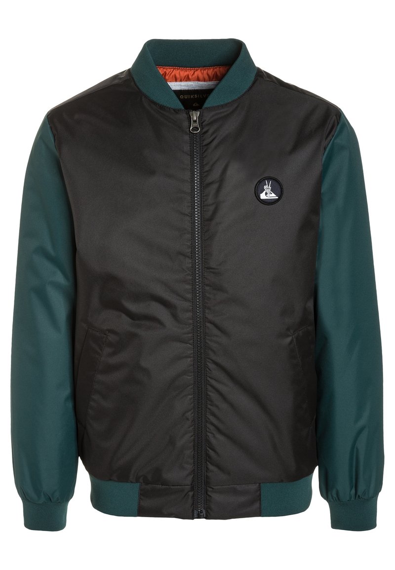 Černá bombera s zelenými rukávy, zapínání na zip, žebrované manžety a límec, a logo nášivka na hrudi. Hladká textura, lehký materiál.